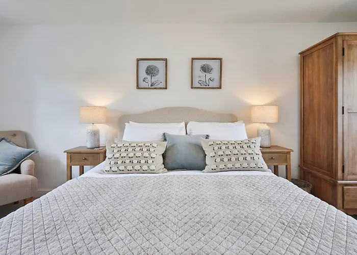 Host & - Clackgill *