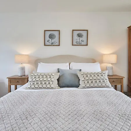 Host & - Clackgill *